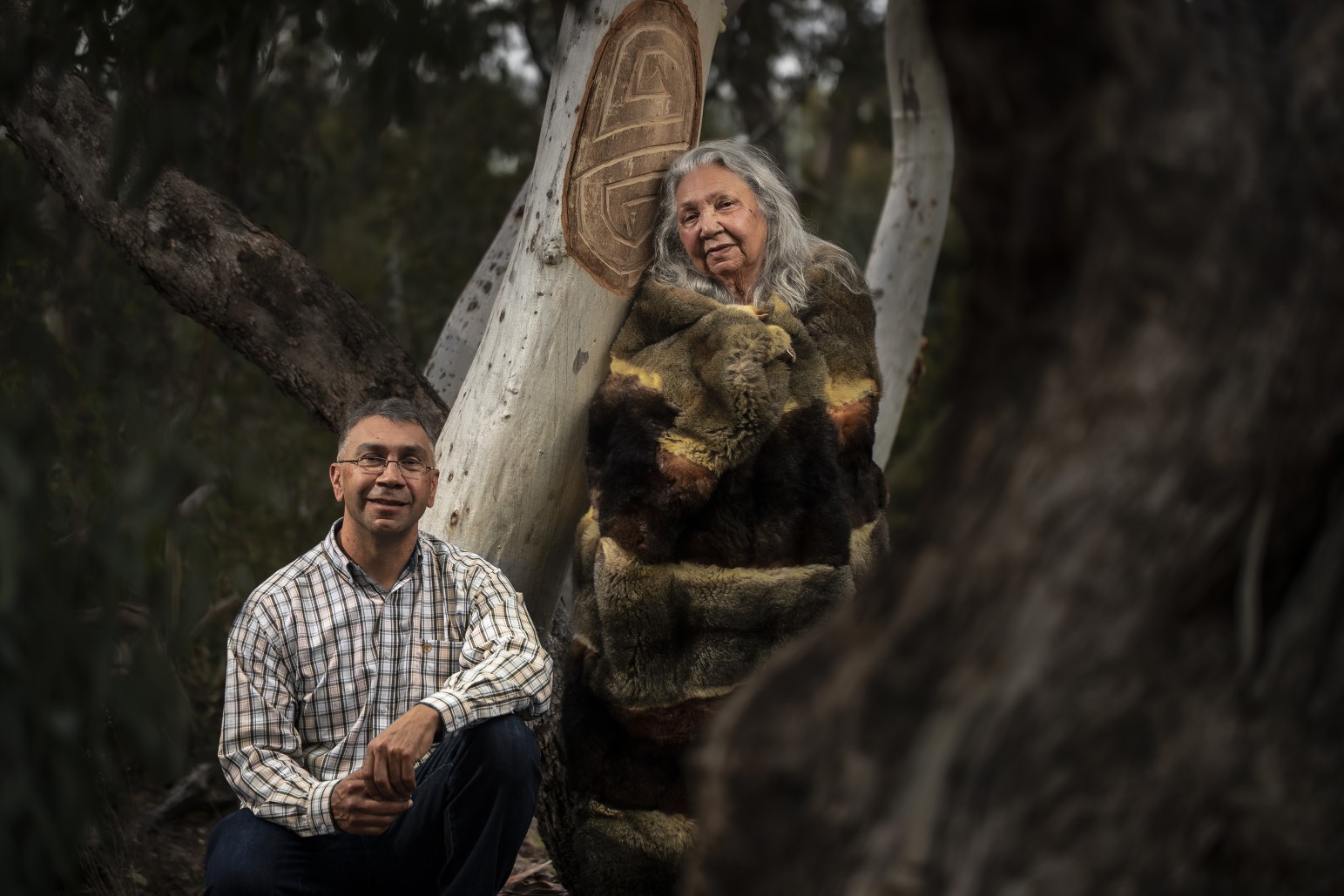 Dr Matilda House and Paul Girrawah House, Ngambri/Ngunnawal peoples, with scar tree, Kamberri/Canberra, 2021 © the artists.